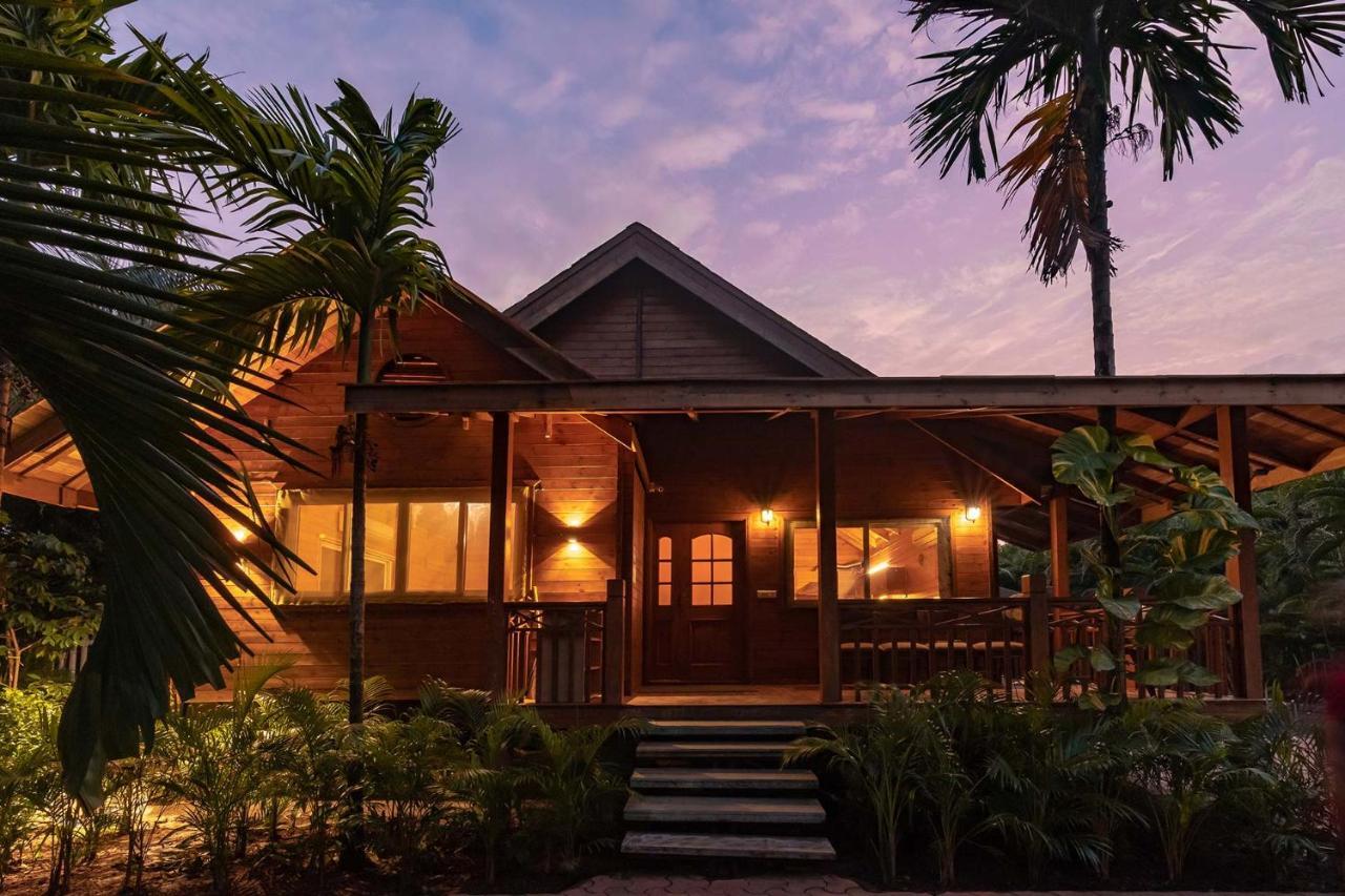 Nature'S Abode - The Wooden Villa At Morjim By Stayvista Экстерьер фото